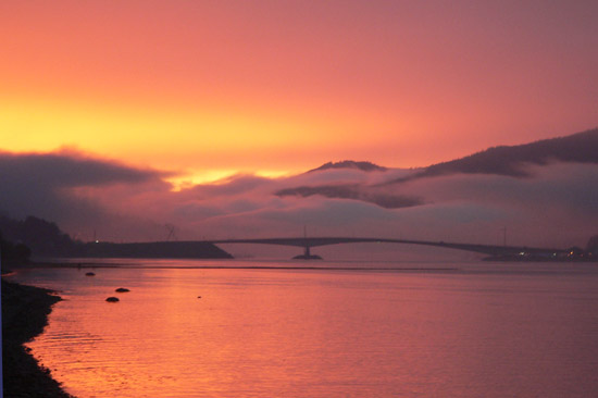 alaska-august-sunset-juneau-to-douglas-bridge (46k image)