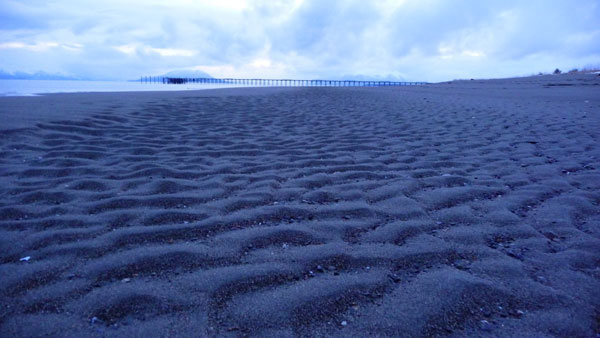 waves-in-sand-beach-gustavu (46k image)